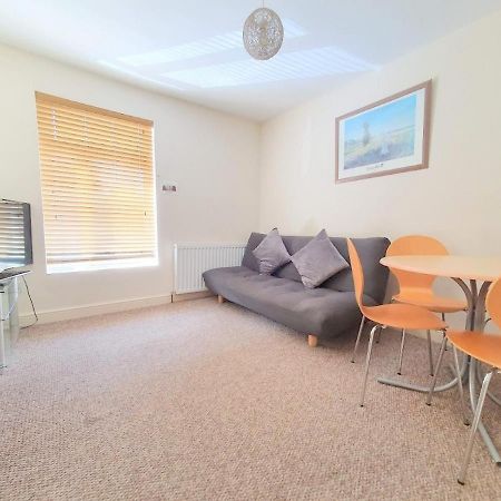 Bassett Flat With 2 Bedrooms And Superfast Wi-Fi Ситингбърн Екстериор снимка